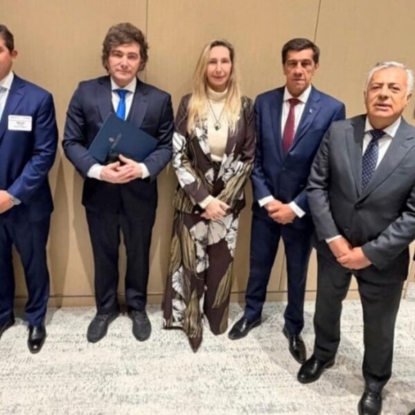 Javier Milei viaja a París acompañado por gobernadores provinciales