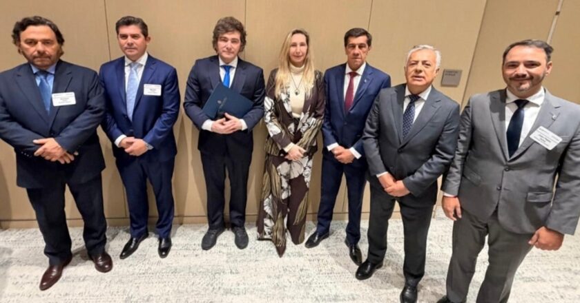 Javier Milei viaja a París acompañado por gobernadores provinciales