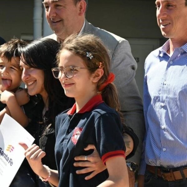 Entregan 54 viviendas a familias en Villa Setúbal