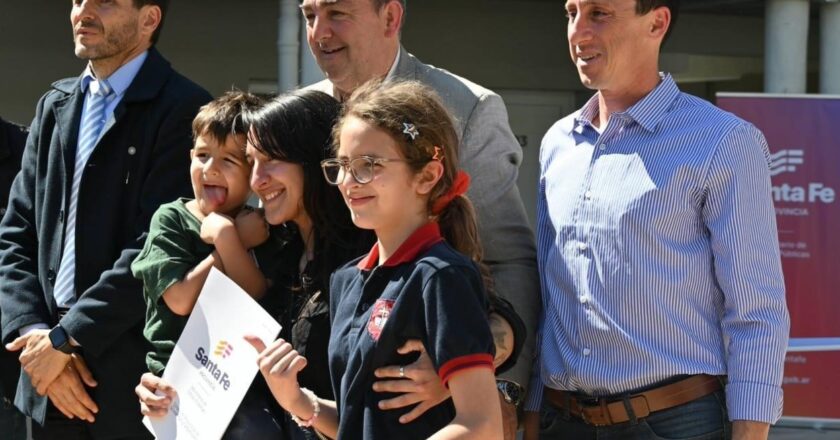 Entregan 54 viviendas a familias en Villa Setúbal