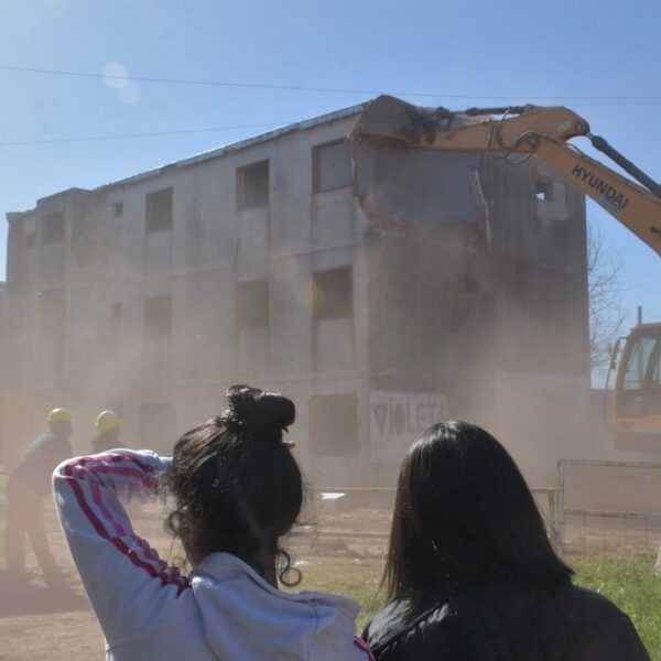 Demuelen los últimos monoblocks en barrio Acería y concluyen una década de obras
