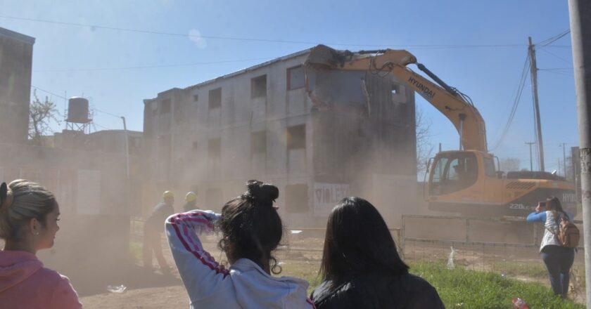 Demuelen los últimos monoblocks en barrio Acería y concluyen una década de obras