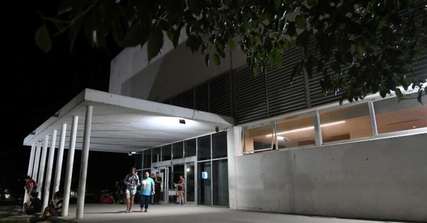 Santa Fe: balearon a un hombre en un complejo deportivo, atacaron a su hermano y hay un detenido