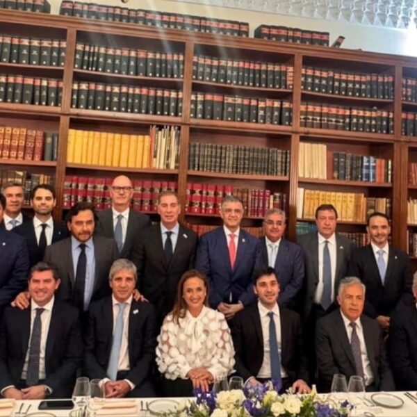 Reforma política: Santilli negoció con gobernadores en París la eliminación de las PASO para 2027