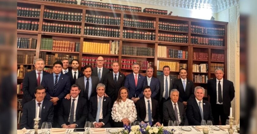 Reforma política: Santilli negoció con gobernadores en París la eliminación de las PASO para 2027