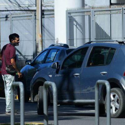 Promulgaron la ley que regula la actividad de los cuidacoches en Santa Fe