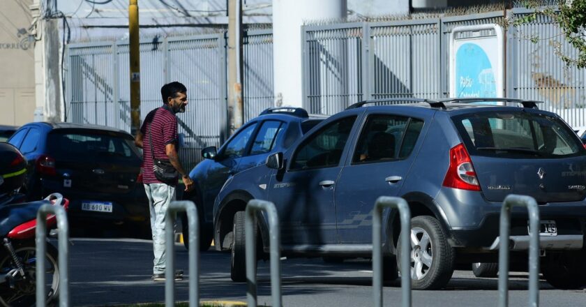Promulgaron la ley que regula la actividad de los cuidacoches en Santa Fe